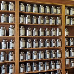 La Société du Thé - Loose tea canister wall