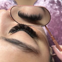 Vee’s Lash & Beauty Bar - Full volume Cateye