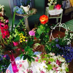 Petals design and living gifts - Fun vases and local flowers