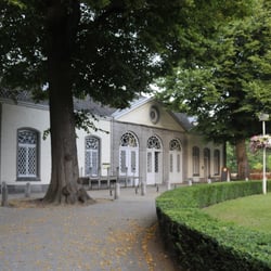 Koetshuis Cortewalle - Het mooie terras onder de bomen