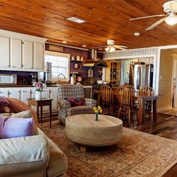 Blue Dolphin Inn & Cottages - Queen's Quarters