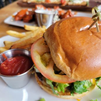 Tangled Roots Brewing Company - Awesome burger - Breweries Near Me - Ottawa, Illinois