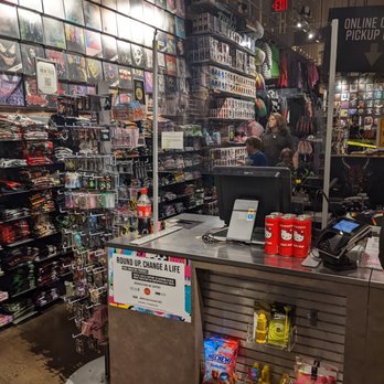 Hot Topic - Waiting in line - Accessories Near Me - Nashville, Tennessee