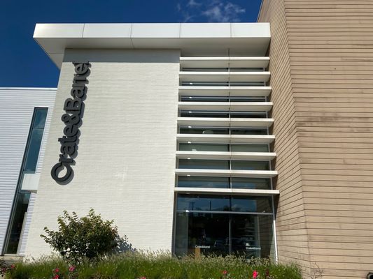 Crate & Barrel by null