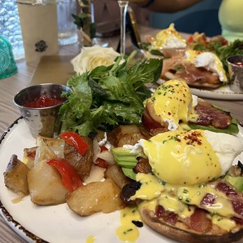 Dolly's - Smoked salmon Eggs Benedict  with avocado - Cocktail Bars Near Me - New York, New York