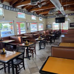 Tomy's Hamburgers - Inside
