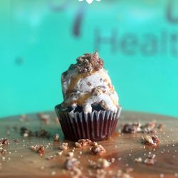 Kundalini - Kunda Brownie! Nuestro postre especial. "Cupcake" de chocolate acompañado de mantecado "vainilla praline" coronado con nueces ("pecans")