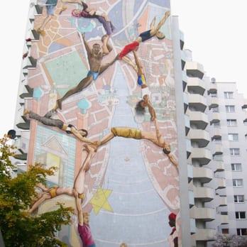 Wandbild Wir alle - eine Welt? - Wandbild Wir alle - eine Welt? von Nushin Morid und Kai Teschner - Street Art Near Me - Hamburg, HH Wandbild Wir alle - eine Welt? - Wandbild Wir alle - eine Welt? von Nushin Morid und Kai Teschner - Street Art Near Me - Hamburg, HH