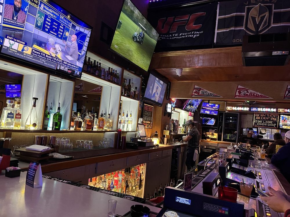 Stake Out Bar & Grill - Photo 2