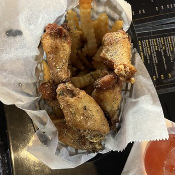 100 Grand Bar and Grill - Wings Basket - Desserts Near Me - Houston, Texas 100 Grand Bar and Grill - Wings Basket - Desserts Near Me - Houston, Texas