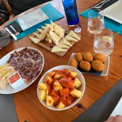 BeeWi - Patatas bravas  Croquetas de jamón  Tabla de quesos  Tabla de jamón