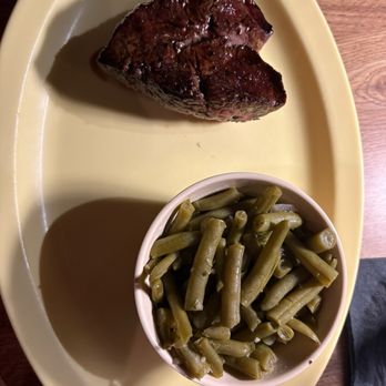 Doe's Eat Place - 6 oz filet with green beans - Steakhouses Near Me - Fort Smith, Arkansas
