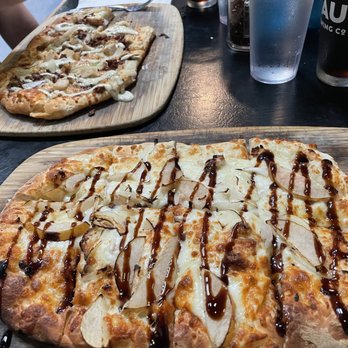 Maui Brewing - Farm & Chicken Club Flatbread Pizzas - Brewpubs Near Me - Lahaina, Hawaii