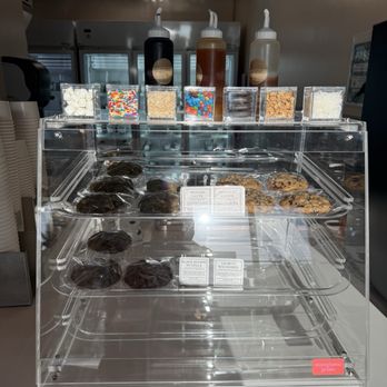 Mangiamo Gelato - They also have cookies - Ice Cream & Frozen Yogurt Near Me - Honolulu, Hawaii