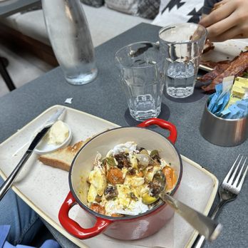Dovetail Bar & Restaurant - Roseda Farm Pot Roast Hash - New American Near Me - Washington, DC, District of Columbia
