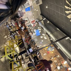 Comet Chicken - Dining area