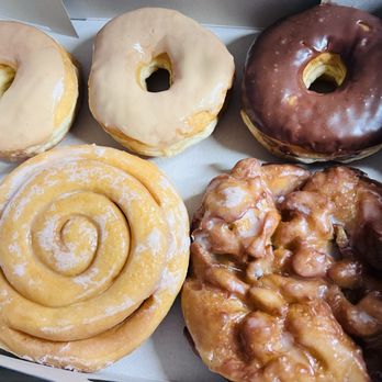 BomBom Bakehouse  - BOM BOM Bakehouse donuts at the old Bonita Donuts location in Bonita, CA - Desserts Near Me
