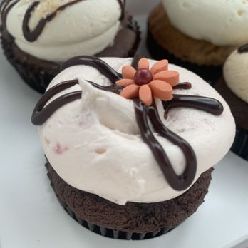 Georgetown Cupcake - Gluten-Free Strawberry Lava Fudge - Bakeries Near Me - Bethesda, Maryland Georgetown Cupcake - Gluten-Free Strawberry Lava Fudge - Bakeries Near Me - Bethesda, Maryland