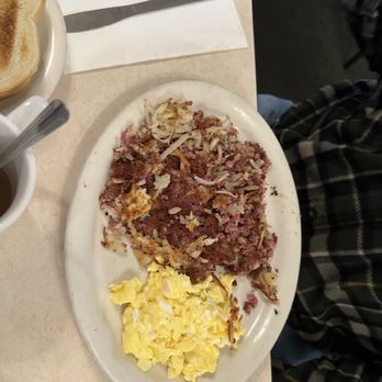 The Nugget Restaurant - Hash and scrambled eggs - American Near Me - Weaverville, California The Nugget Restaurant - Hash and scrambled eggs - American Near Me - Weaverville, California