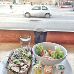 Spånga Konditori - grillad surdegsmacka med chèvre och rödbetor serverad med sallad
