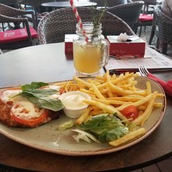 Café Extrablatt - Schnitzel caprese with fries