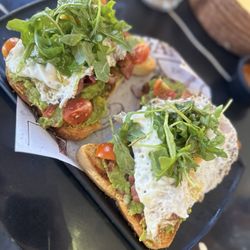 Café San Pedro - Toast de Huevo y aguacate