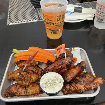 Broken Barrel Bar - Award-Winning Wings - Sports Bars Near Me - Chicago, Illinois