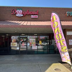 Big Apple Doughnut and Cafe - Front door