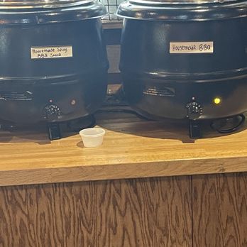Brody's Restaurant - Huge pots of self serve BBQ sauce - Barbeque Near Me - Sacramento, California