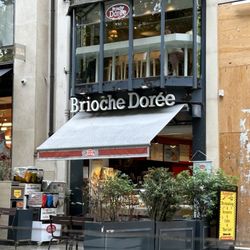 Brioche Dorée - Outside