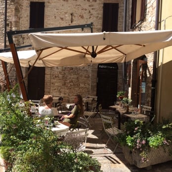 Caffè Duomo - Outdoor seating at Caffè Duomo - Cafes Near Me - Assisi, PG