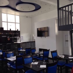 Ik Grandiose - Aménagement d'un ancien bâtiment, lumineux. Bar à l'entrée et petites tables modulables. Cuisines au sous sol.