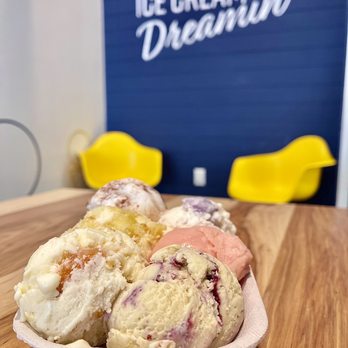 Big Spoon Creamery - Ice cream flight and indoor seating - Ice Cream & Frozen Yogurt Near Me - Homewood, Alabama