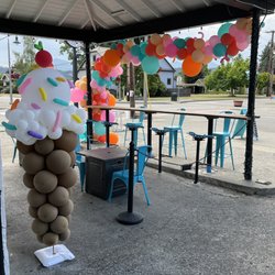 The Scoop On Main - Indoor and outdoor seating