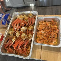 5lbs of snow crab on a bad of shrimp, potatoes and corn. With two additional pounds of jumbo shrimp.