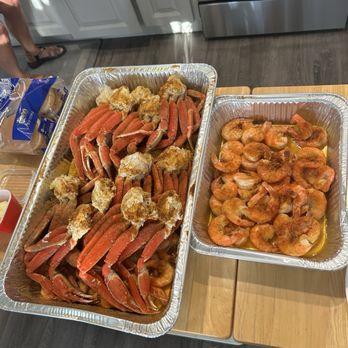 Fresh Box Seafood - 5lbs of snow crab on a bad of shrimp, potatoes and corn. With two additional pounds of jumbo shrimp. - Seafood Markets Near Me - Daytona Beach, Florida