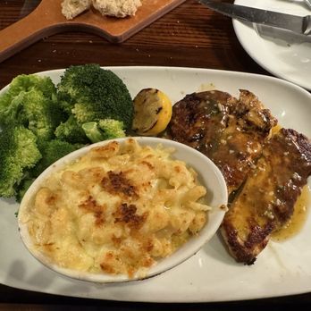 LongHorn Steakhouse - Lemon Garlic Chicken with Steakhouse Mac & Cheese and Fresh Steamed Broccoli - Steakhouses Near Me - Doral, Florida LongHorn Steakhouse - Lemon Garlic Chicken with Steakhouse Mac & Cheese and Fresh Steamed Broccoli - Steakhouses Near Me - Doral, Florida