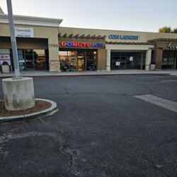 Donuts Plus - The front