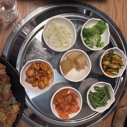 Yoonsim - Bibimbap and its condiments