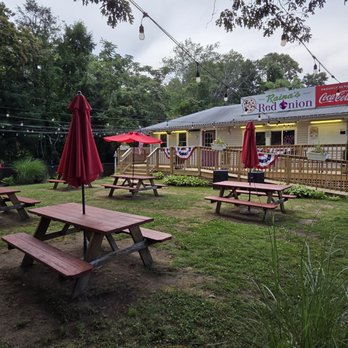 Raina’s Red Onion - Cute outdoor area - Pizza Near Me - North Stonington, Connecticut