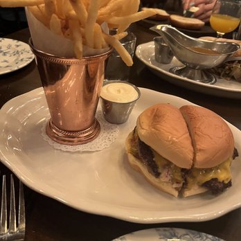 Armitage Alehouse - Wagyu Cheeseburger - Pub Style - Pubs Near Me - Chicago, Illinois