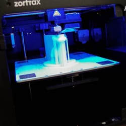 Galaxy Geek Gaming Lounge - L'Imprimante 3D en action !