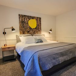 The Inn At Mazama - Fir king room in the main lodge