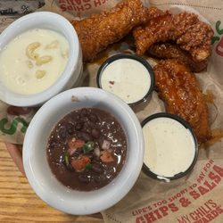 Chipotle crispers with mac and cheese and black beans