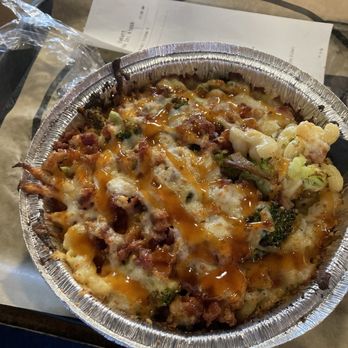 Roni's Mac Bar - Gouda Mac with bacon, broccoli, and hot honey drizzle. - Barbeque Near Me - Waco, Texas