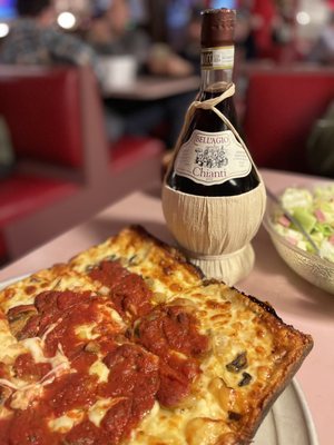 Loui's Pizza by null