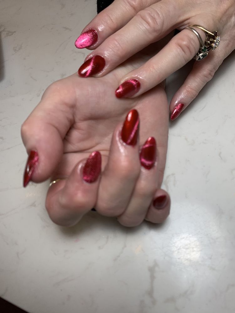 V Nails Logo