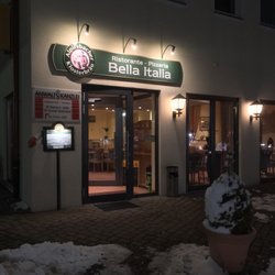 Bella Italia - ... Außenansicht am Abend im Schnee ...