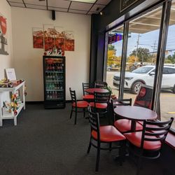 Mimi's Pizza - Small seating area