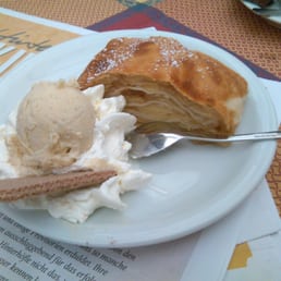 Hinterhöfle - Apfelstrudel mit Vanilleeis - food, pancakes - Beer Garden Near Me - Volkach, BY
